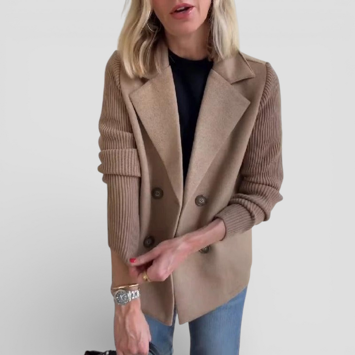 Amora - Elegant blazer med strikkede ærmer