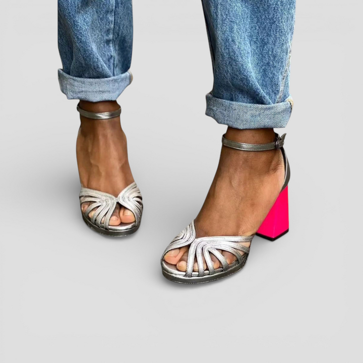 Naelle - Skinnende sandaler med tykke hæle