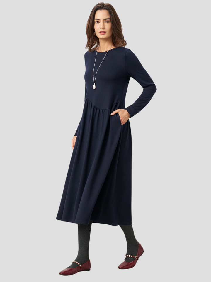 CALLIE - Midi-kjole i marineblå strik med lommer