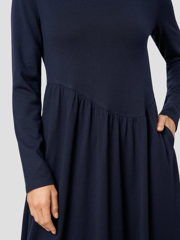 CALLIE - Midi-kjole i marineblå strik med lommer