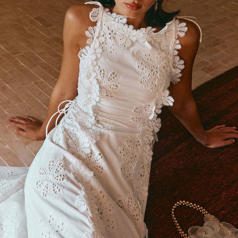 Denete - Kjole med blomsterbroderede kanter