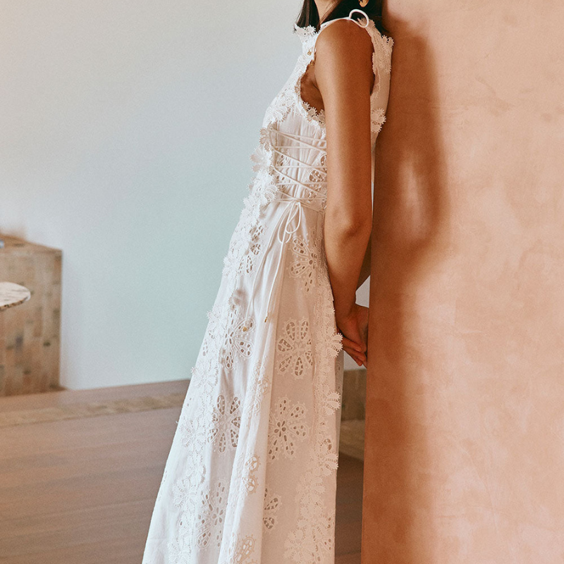 Denete - Kjole med blomsterbroderede kanter