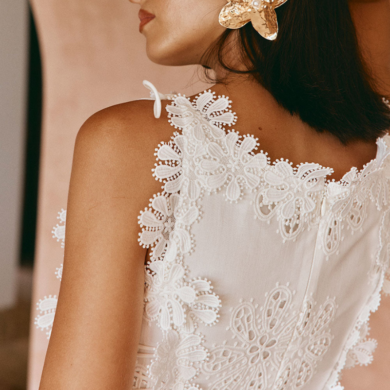 Denete - Kjole med blomsterbroderede kanter