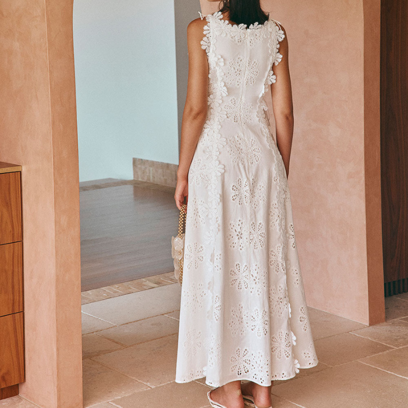 Denete - Kjole med blomsterbroderede kanter